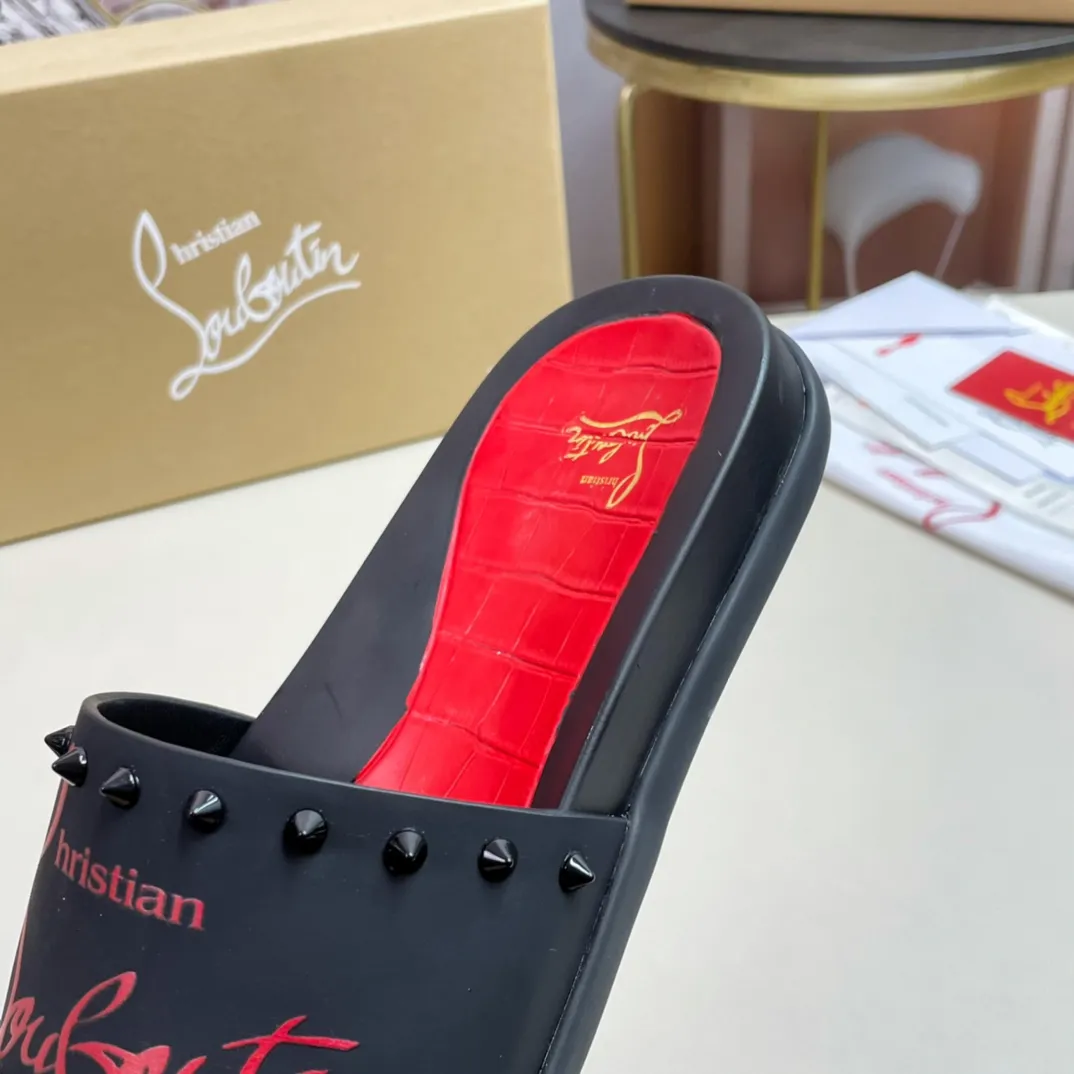 [CL red sole shoes] P: 340💰 size 38-45 Men’s classic slippers, made on the official website 1:1, the original factory specializes in original materials ➖ OEM 3D printed patterns, all hand-nailed and made ➖ Ultra-light non-slip outsole. Super fashionable and super comfortable, handsome on the feet, a must-have for men in summer! !